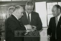 張其昀與外賓合影，後排為郎靜山的圖片