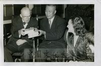 英籍古文物收藏家斐席衛爵士夫婦，12月4日抵台拜會教育部長張其昀先生。的圖片