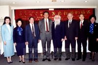 張鏡湖董事長與莫斯科大學代表合影。的圖片