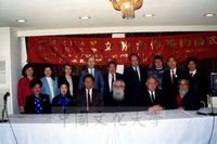 張鏡湖董事長與莫斯科大學代表合影。的圖片