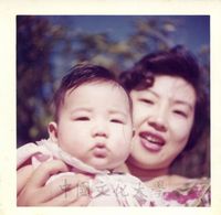 張鏡湖夫人林復華女士與小寶寶張海雲合影。的圖片
