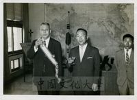 韓國駐華大使金信代表韓國政府頒贈「建國功勞一等勳章」予張其昀主任的圖片