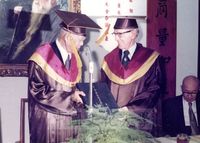 張其昀院長頒贈美國參議員周以德（Dr. Walter H. Judd）博士名譽哲士的圖片