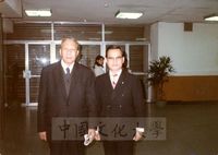 張其昀先生與學生楊國平合照的圖片