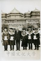 創辦人在畢業典禮與本校四位國家博士合影的圖片