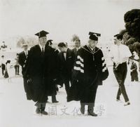 張其昀主任接受韓國慶熙大學授與名譽文學博士學位儀式的圖片