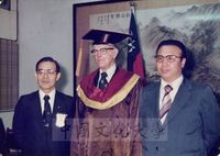 頒贈周以德名譽哲士學位的圖片