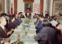 中華學術院贈韓玉滿鎬大使名譽哲士的圖片