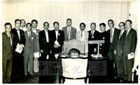 創辦人張其昀先生與參訪學者合影的圖片