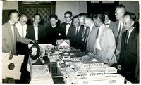 建築師盧毓駿教授向眾人解說中國文化學院建築模型的圖片