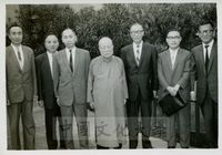 中華學術院與國立台灣美術館舉行第四次學術講演會，吳經熊、王雲五等人合影。的圖片