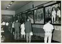 民眾參觀陳紫山作品展覽的圖片