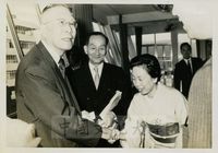張其昀先生與貴賓握手致意的圖片