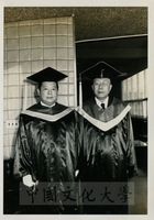 創辦人與名譽博士久保木修己博士合影的圖片