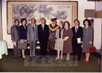奧地利籍柯恰克博士接受名譽哲士後與創辦人及貴賓合影的圖片