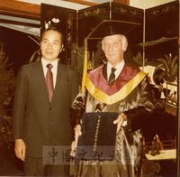 駐委代表林享能代為贈授委內瑞拉安德列斯．布頓先生名譽哲士的圖片