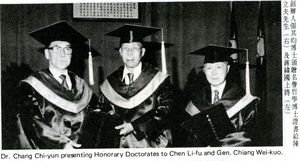 19820612張其昀頒贈陳立夫(右)及蔣緯國(左)